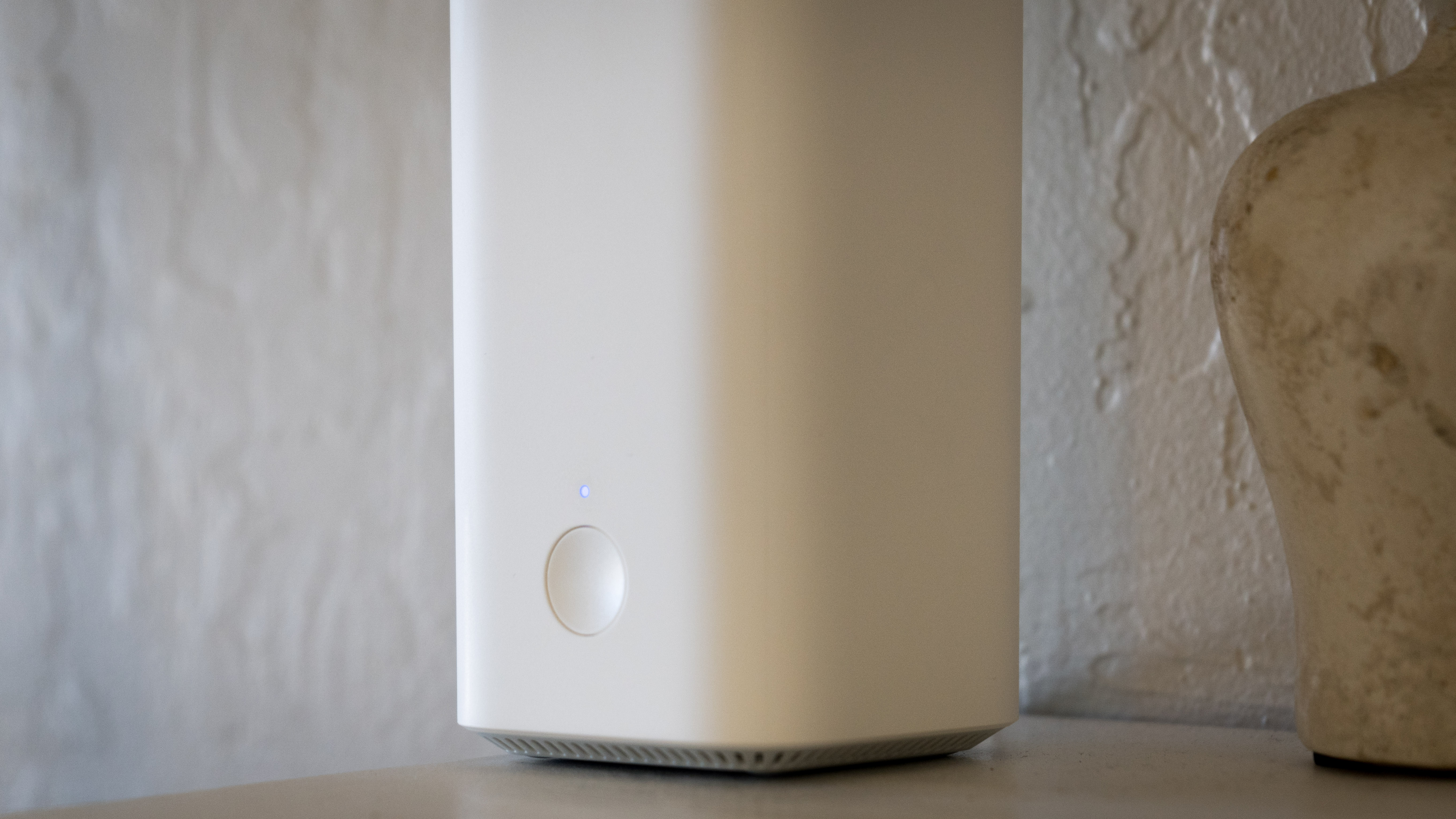 Et foto af Vilo mesh wifi-knudepunktet på en mantel